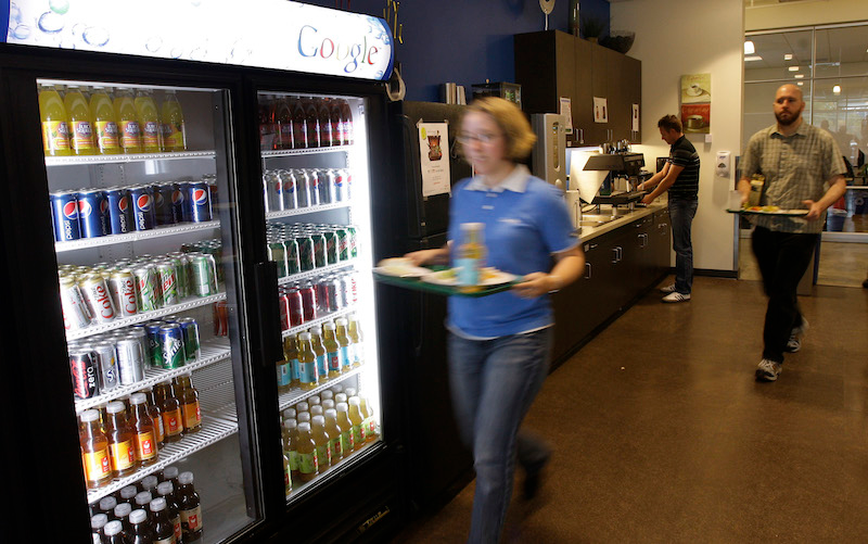 Las empresas de tecnología a menudo venden sus cafeterías con comida gratis como un valor añadido al puesto de trabajo.